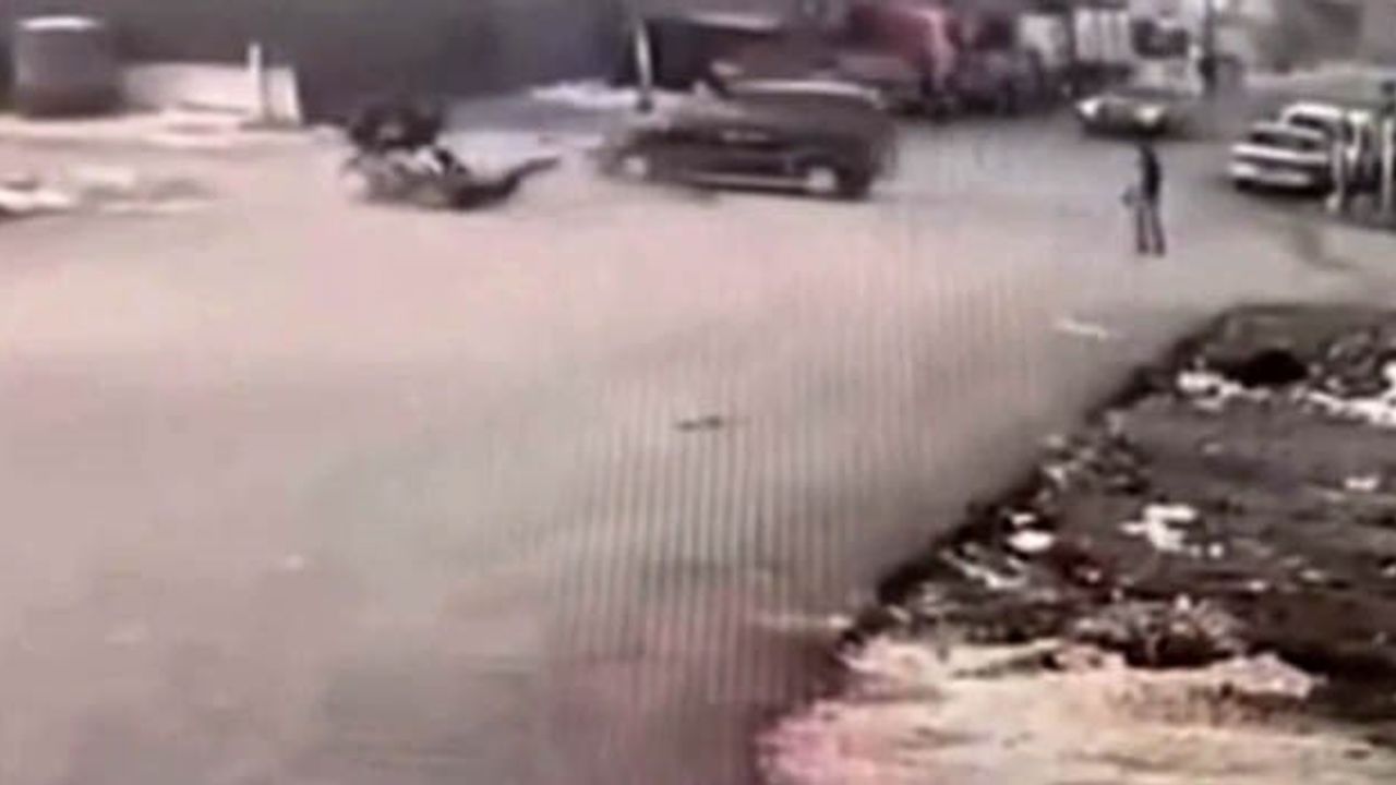 Gaziantep’te kavşak kazası: Hafif ticari araç motosiklete, motosiklet yayaya çarptı