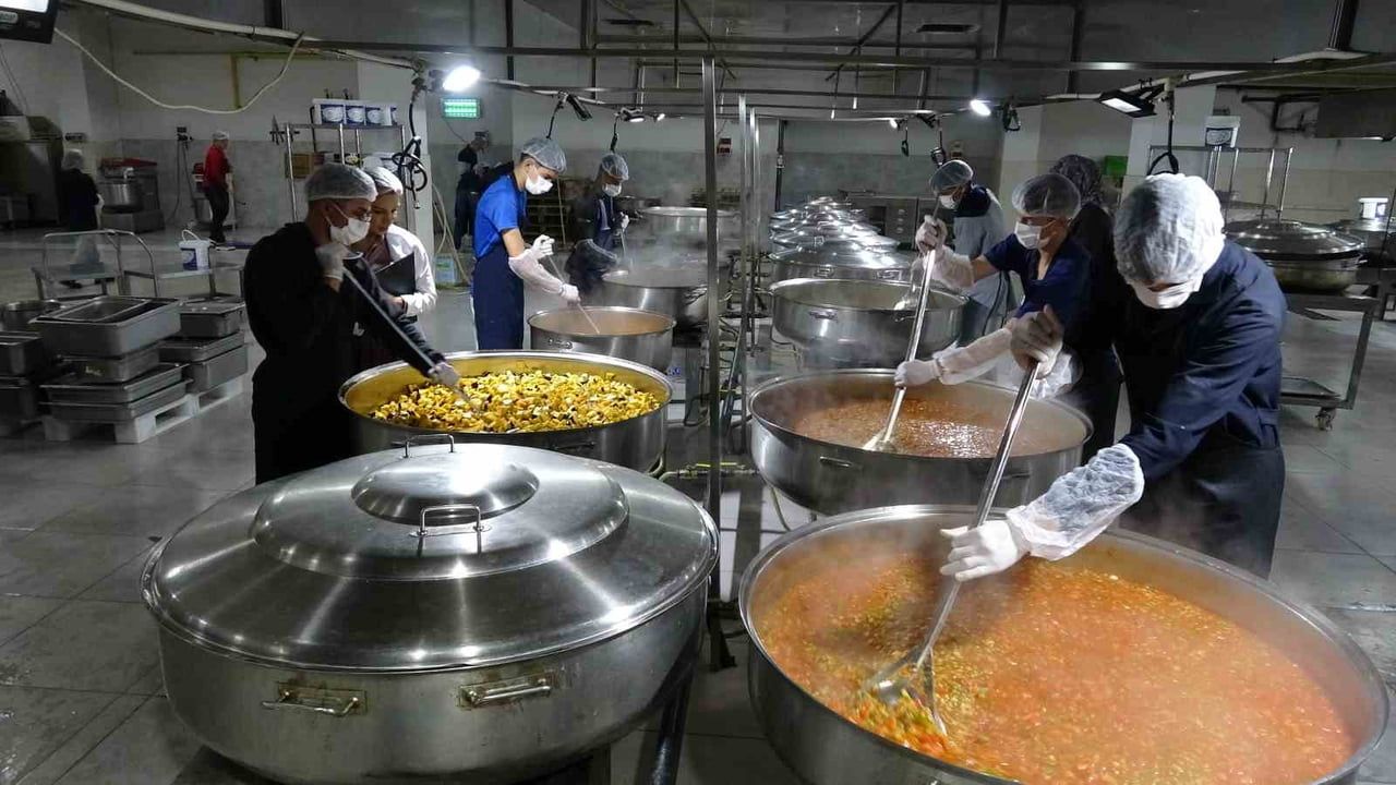 Gaziantep'te meslek lisesinde günlük 12 bin kişilik yemek üretimi