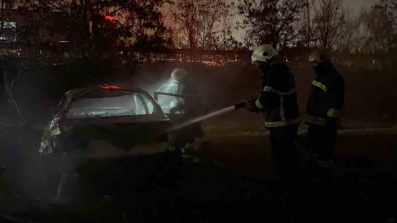 Gaziantep'te şarampole uçan otomobil alev aldı, 3 kişi son anda kurtuldu