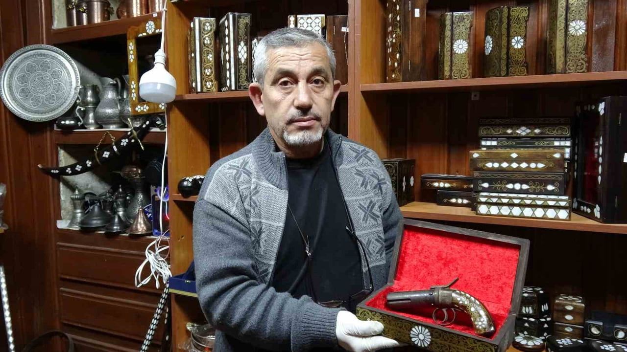 Gaziantep’te sedef kakma ustası Osmanlı antikalarını yeniden süslüyor