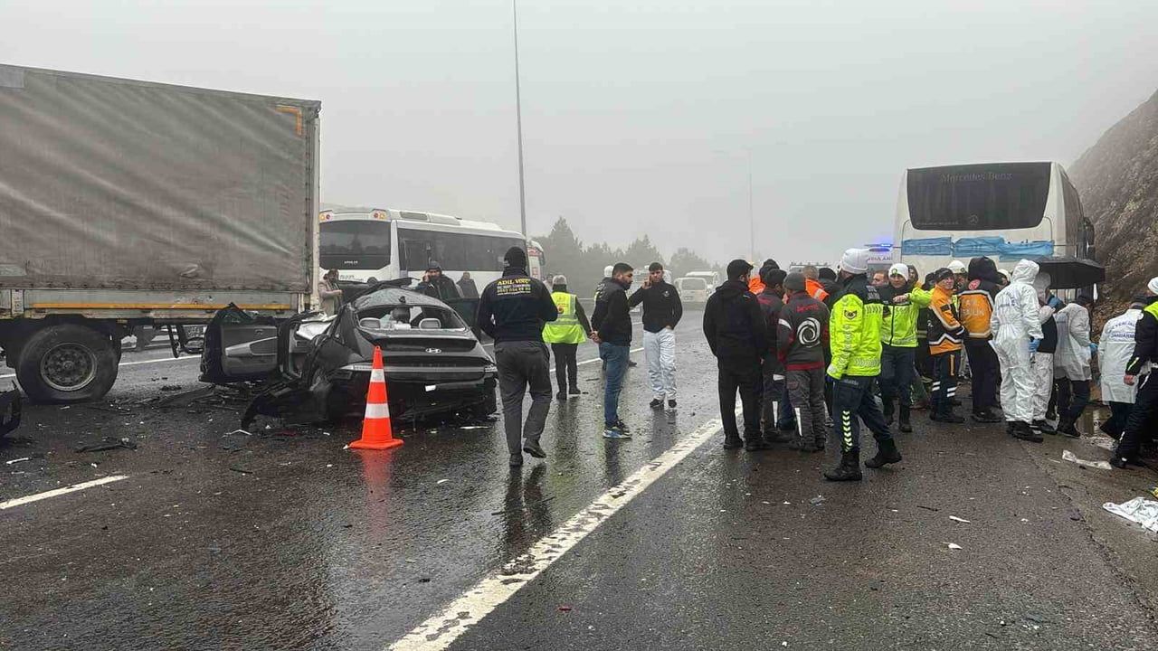 Gaziantep'te TAG Otoyolu'nda zincirleme kaza: 2 ölü, 10 yaralı