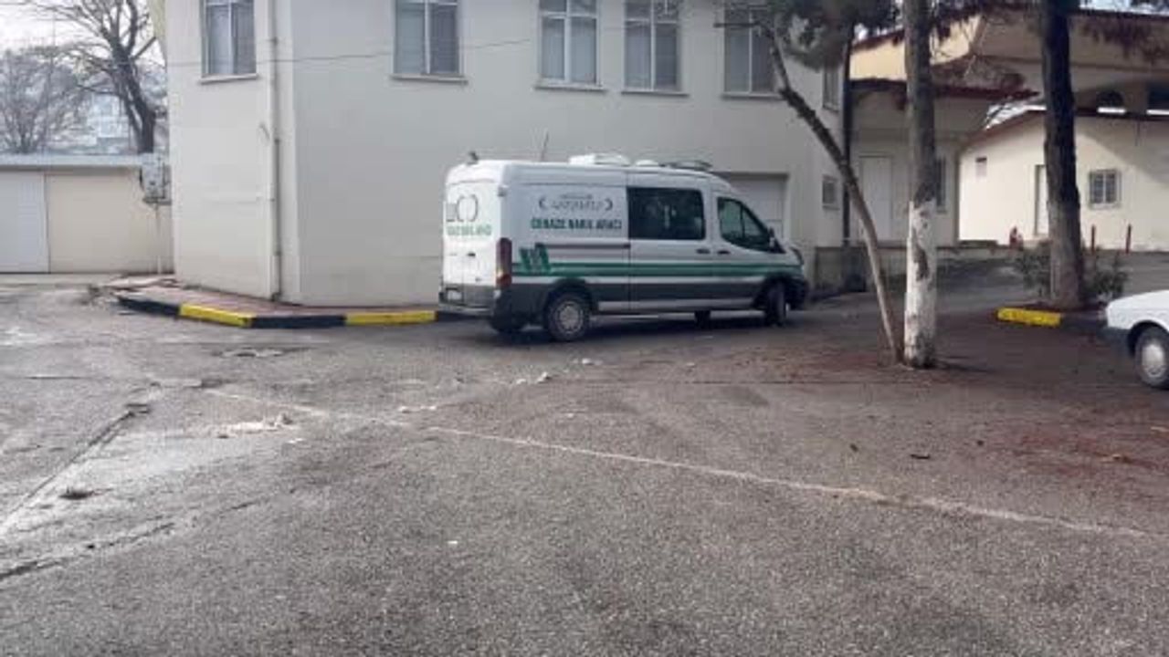 Gaziantep’te tıra arkadan çarpan otomobilde 3 kardeş hayatını kaybetti