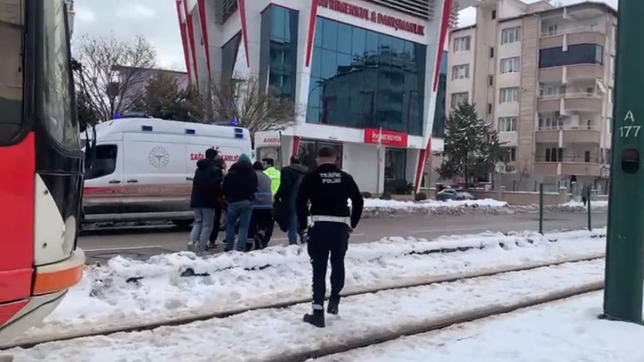 Gaziantep’te tramvayın çarptığı yaya hastaneye kaldırıldı