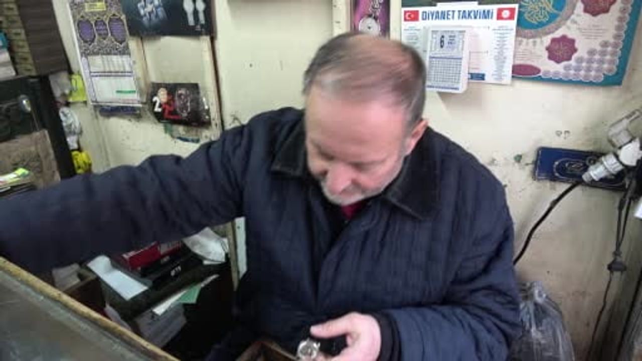 Gaziantep’te Yarım Asırlık Saat Ustası: 8 m²’lik Dükkanında Zamanı Tamir Ediyor