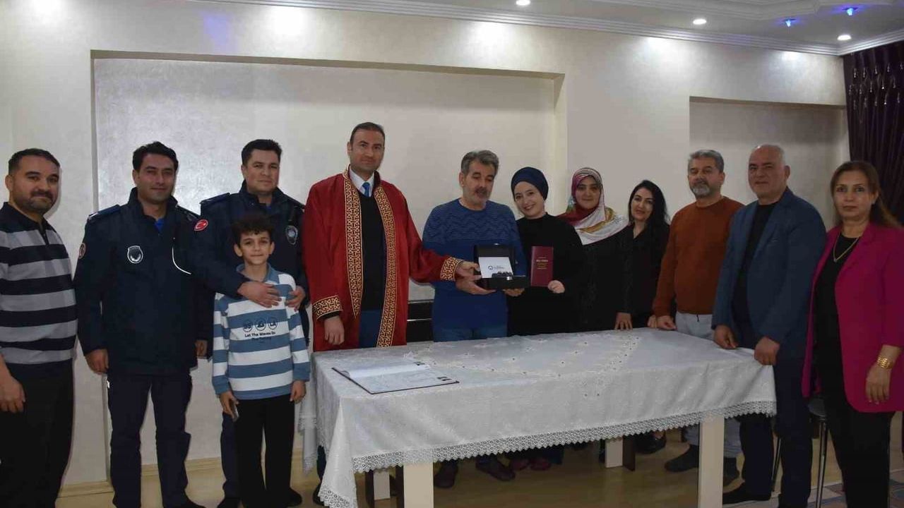 Gaziantep’te yoğun kara rağmen evde kıyılan nikahı Şahinbey Belediyesi ekipleri gerçekleştirdi