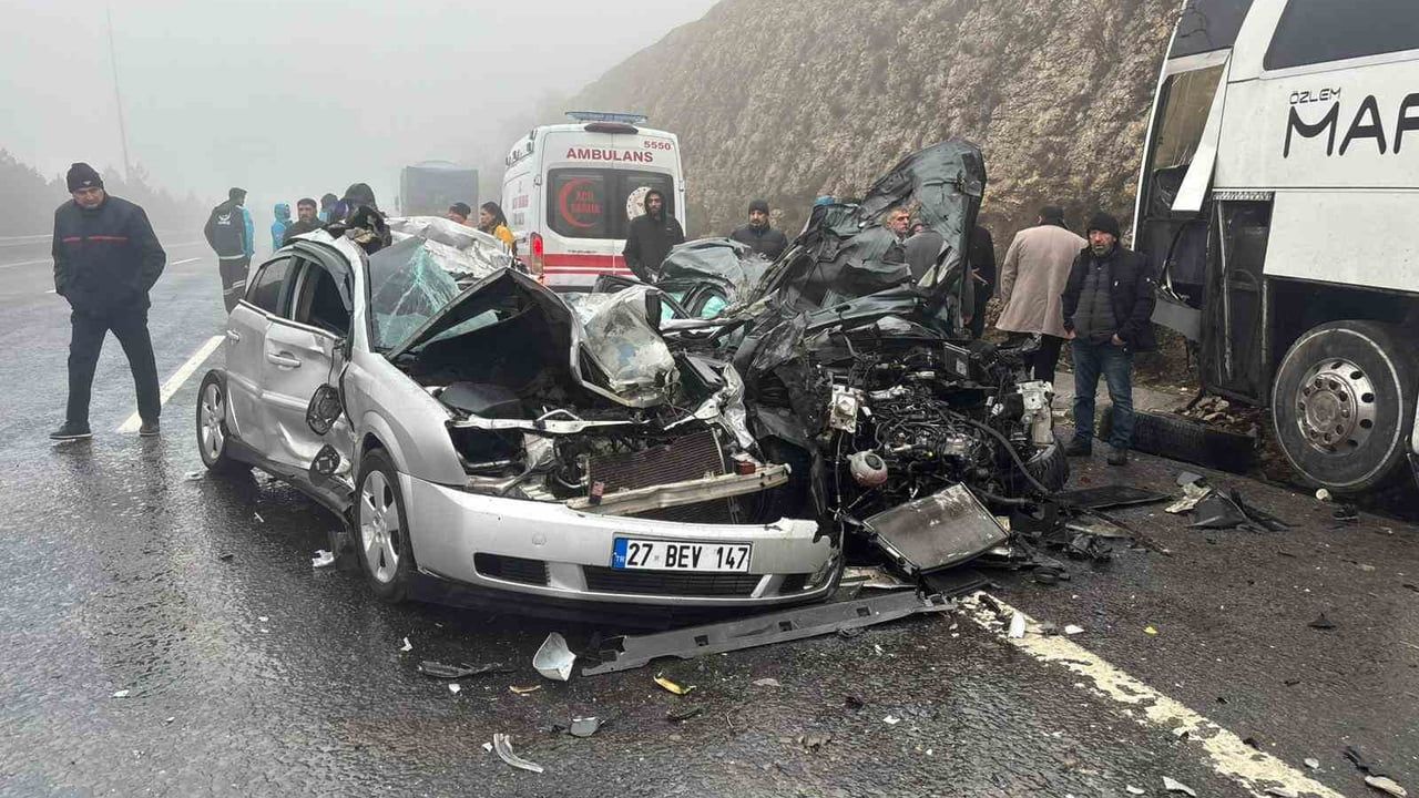 Gaziantep'te zincirleme kaza: 2 ölü, çok sayıda yaralı