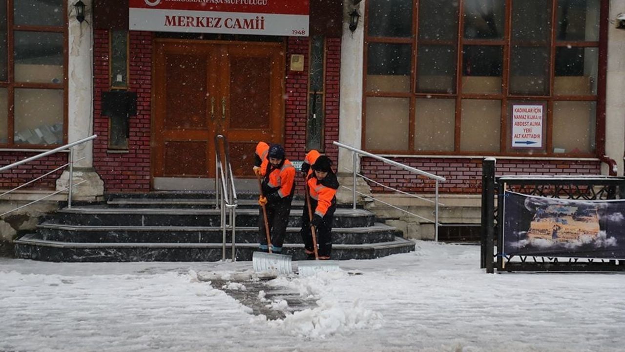 Gaziosmanpaşa'da 7/24 karla mücadele: 40 araç, 150 personel sahada