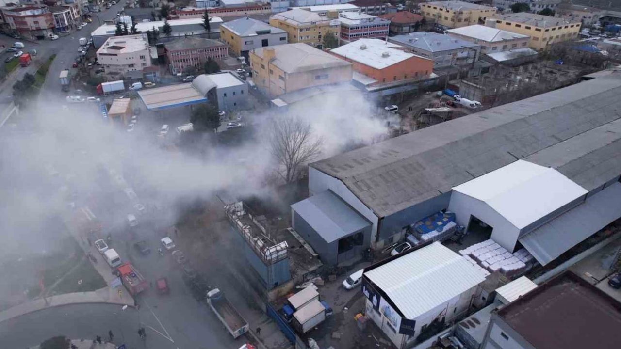 Gaziosmanpaşa'da avize atölyesi deposunda yangın söndürüldü