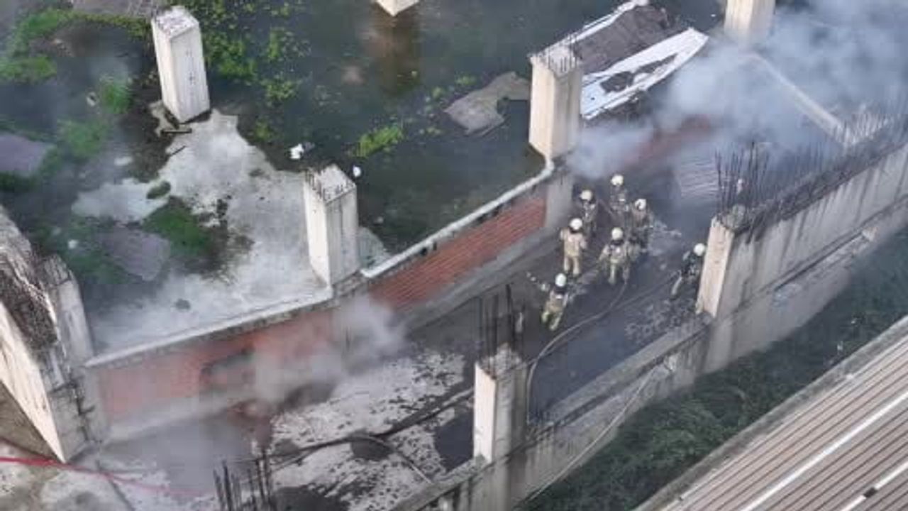 Gaziosmanpaşa'da iş yerinde yangın — itfaiye duvarı balyozla kırdı