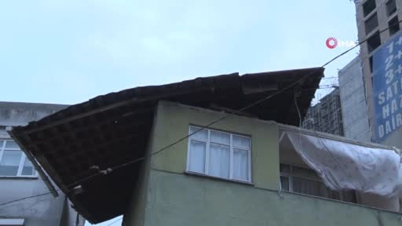 Gaziosmanpaşa'da lodos çatı uçurdu: 2 araç zarar gördü