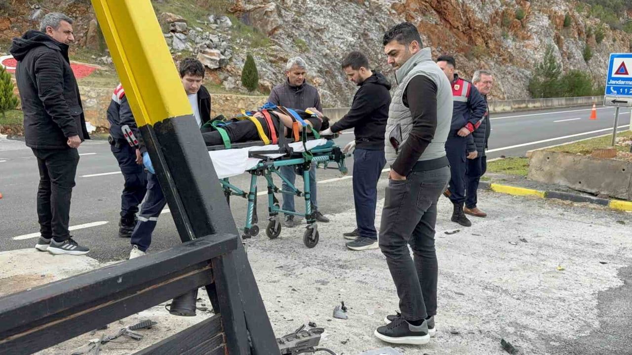 Gazipaşa'da otomobil jandarma bekleme noktasına çarptı — 4 yaralı