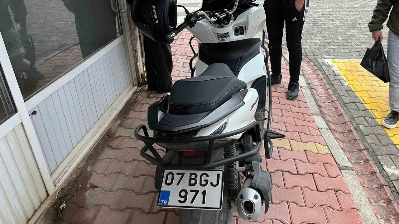 Gazipaşa'da otomobil-motosiklet çarpışması: 2 yaralı