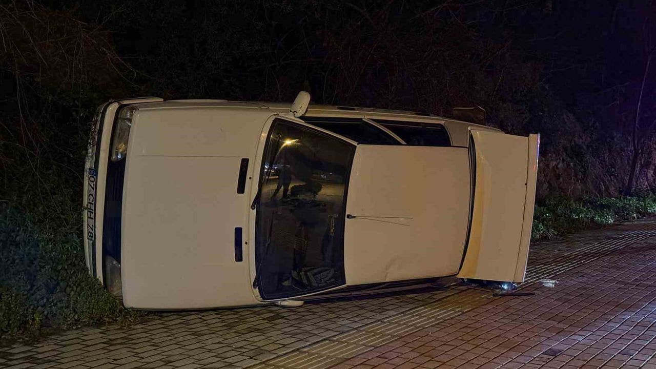 Gazipaşa’da park halindeki araca arkadan çarpıp kaçan sürücü aranıyor