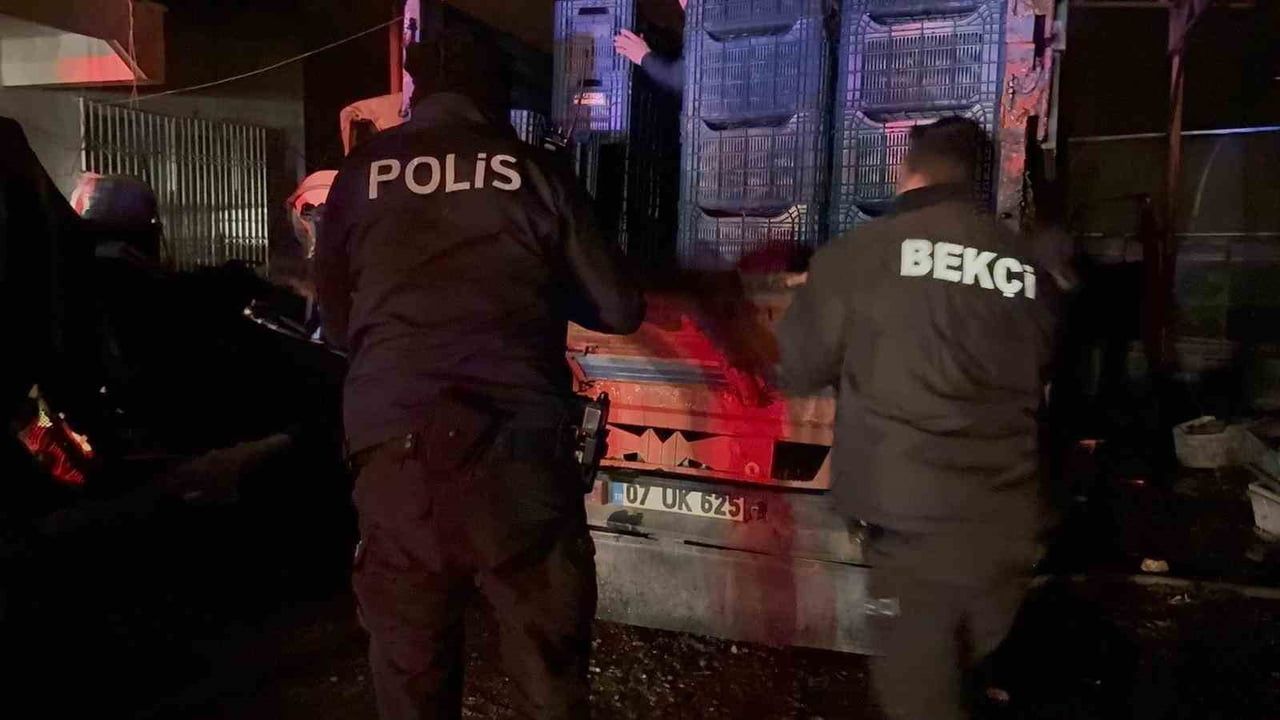 Gazipaşa'da park halindeki kamyonet alev aldı