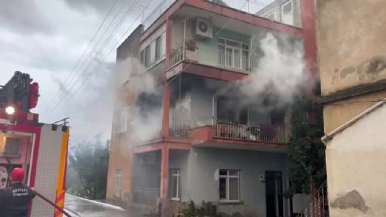 Gazipaşa'da üç katlı binada ikinci kat yangını