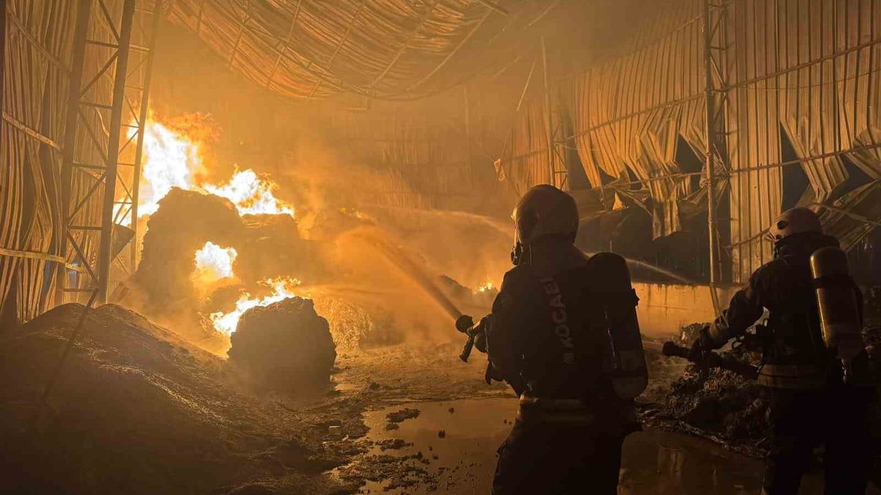 Gebze'de atık naylon deposunda yangın kontrol altına alındı