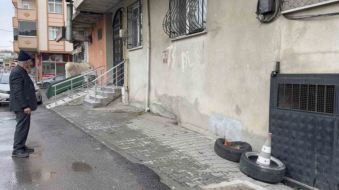 Gebze'de gündüz vakti 5 güneş paneli 'çekçek'le çalındı