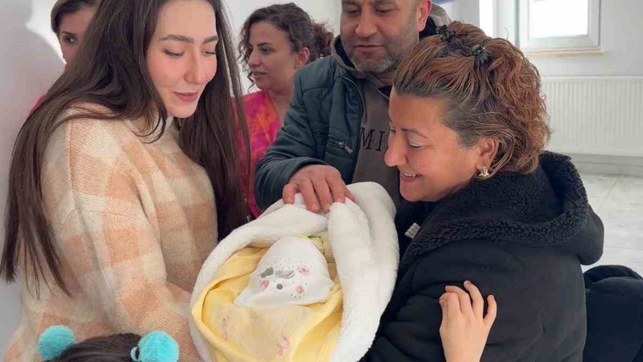 Geçici Koruyucu Aile modelinin 100. bebeği Ege Berk, Samsun'da ailesiyle buluştu