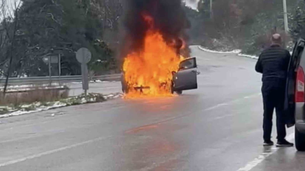 Gemlik Dürdane'de seyir halindeki otomobil alevlere teslim oldu