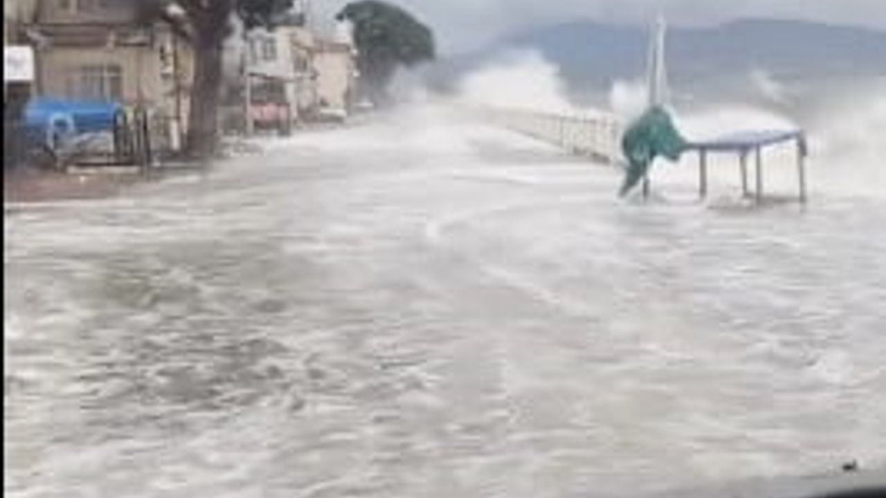 Gemlik'te şiddetli fırtına: deniz kara ile birleşti, çok sayıda tekne battı