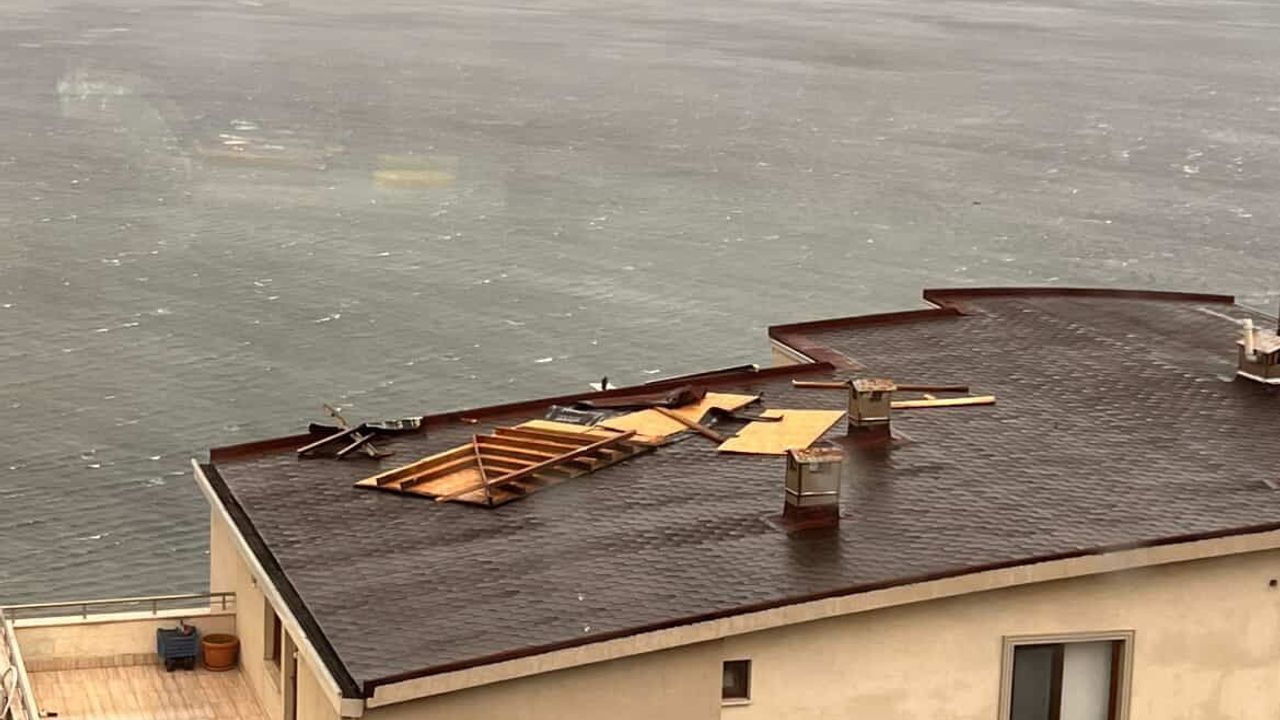 Gemlik'te şiddetli lodos çatılara ve araçlara zarar verdi