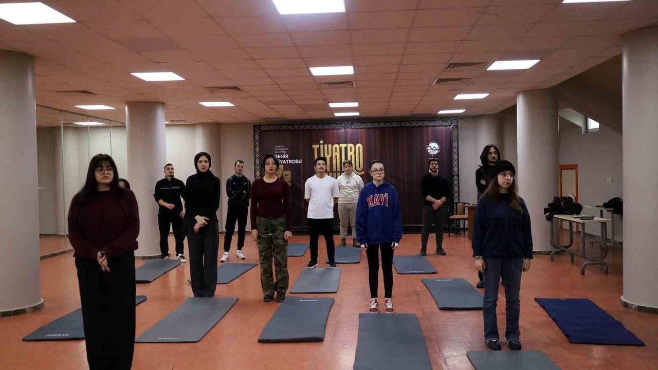 Genç Sahne Tiyatro Okulu gençleri sahneye hazırlıyor