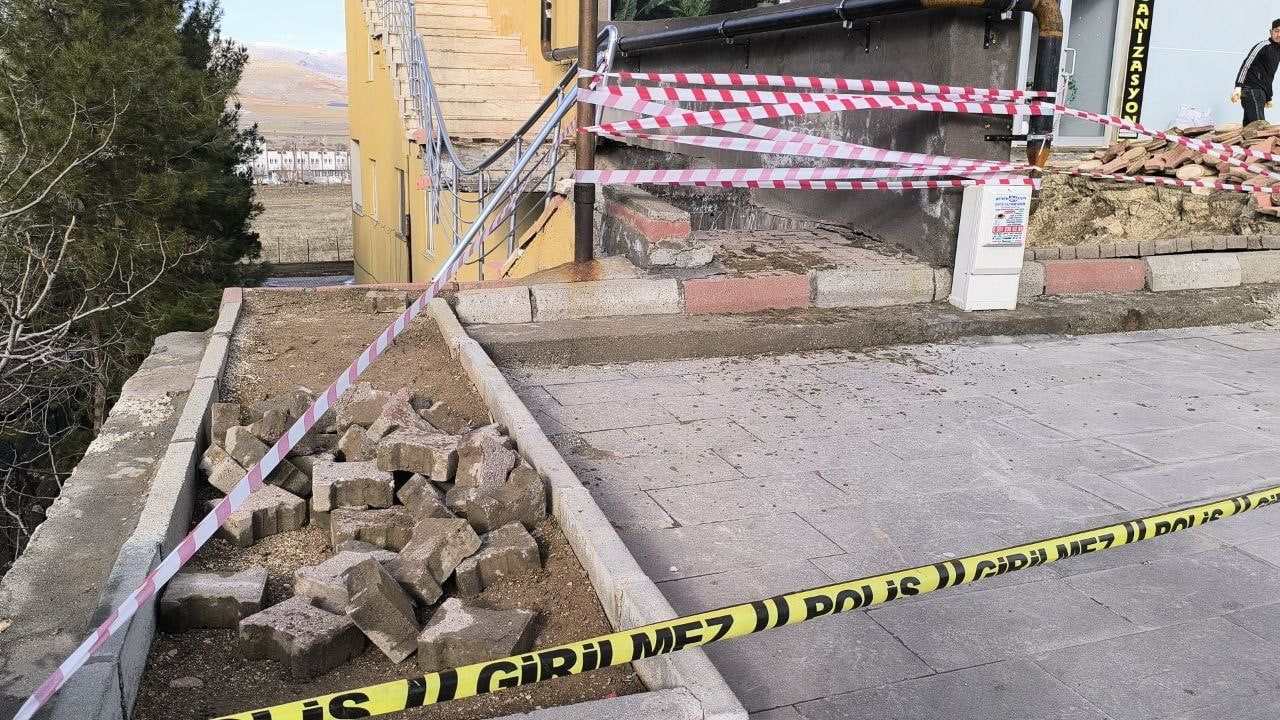 Gercüş'te 12 katlı binanın giriş merdiveni çöktü