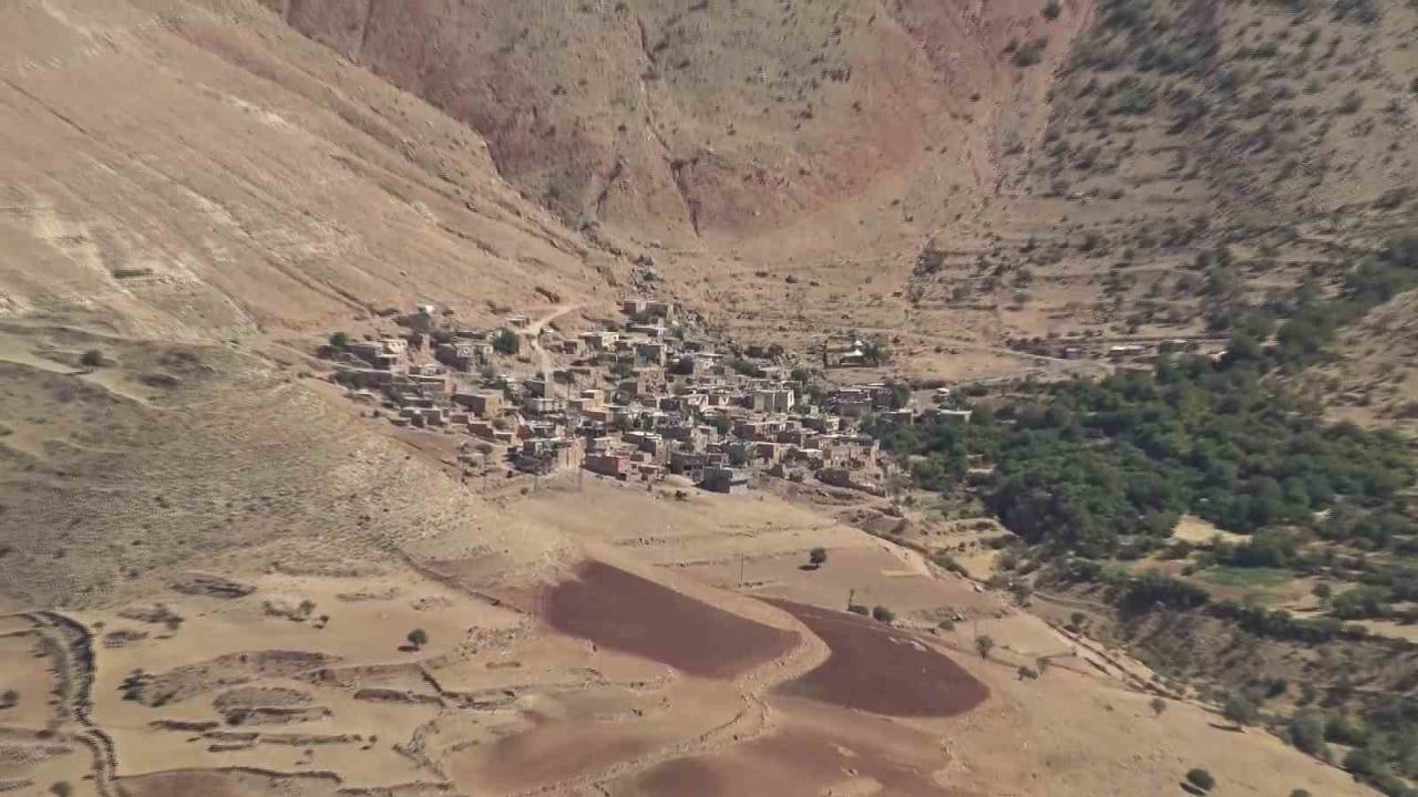 Gercüş'te dev kaya elektrik direğini durdurdu: Felaket önlendi