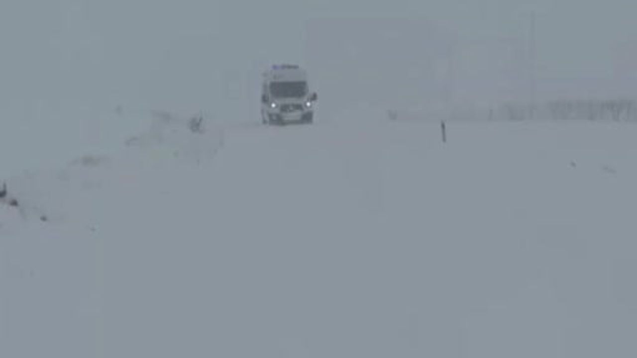 Gercüş’te kar nedeniyle mahsur kalan ambulans kurtarıldı