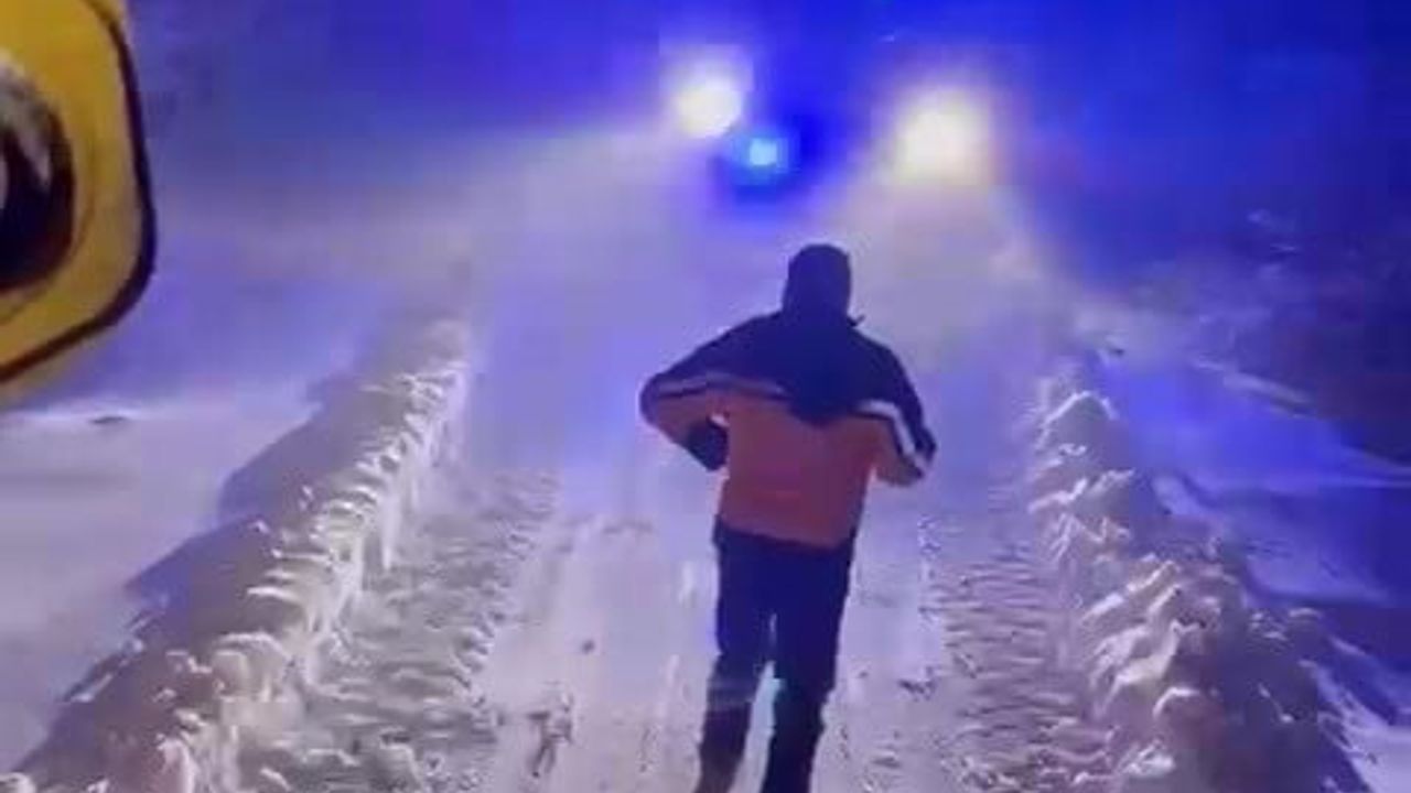 Gercüş'te kar nedeniyle mahsur kalan hasta ve ambulans kurtarıldı