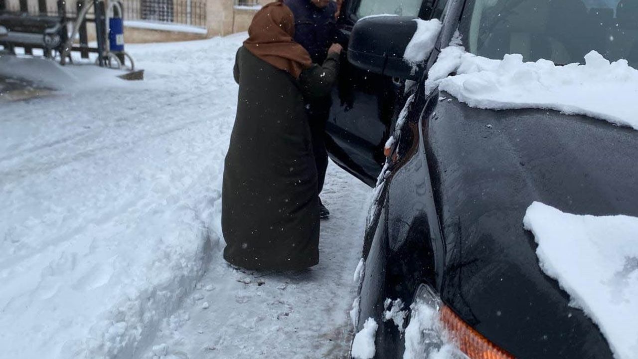 Gercüş’te kar ve buzlanmada iki diyaliz hastasının yolu iş makineleri ve küreklerle açıldı