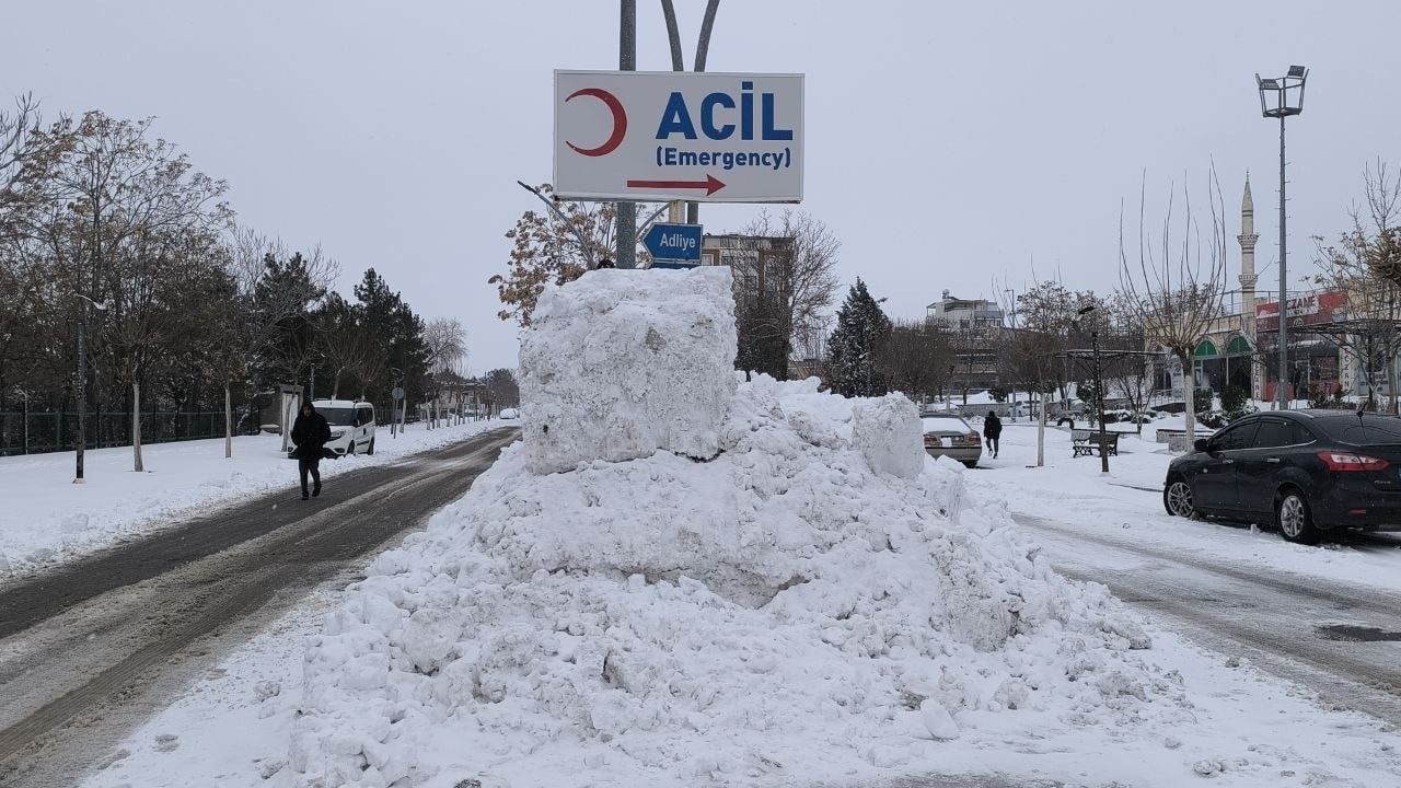 Gercüş’te karda mahsur kalan ambulans iş makineleriyle kurtarıldı