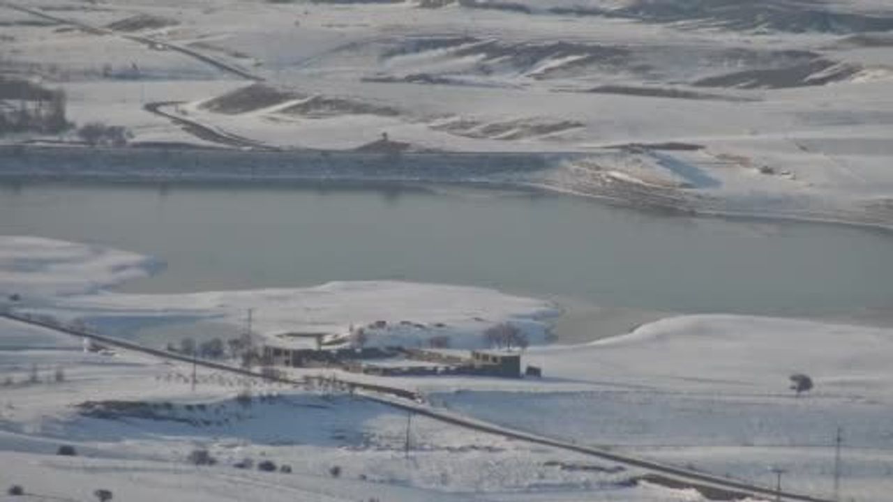 Gercüş'te Kırkat Göleti Tamamen Dondu — Vatandaşlar Buz Üzerinde Fotoğraf Çekti