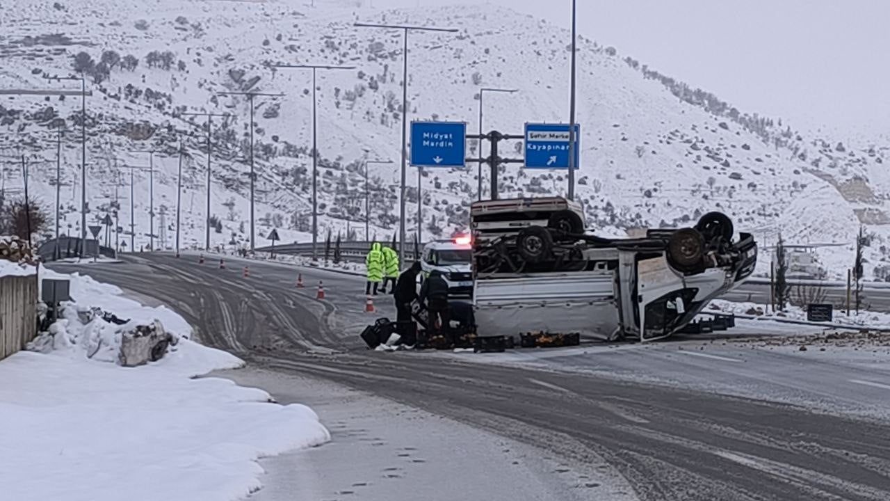 Gercüş'te meyve yüklü kamyonet devrildi, vatandaşlar meyveleri topladı