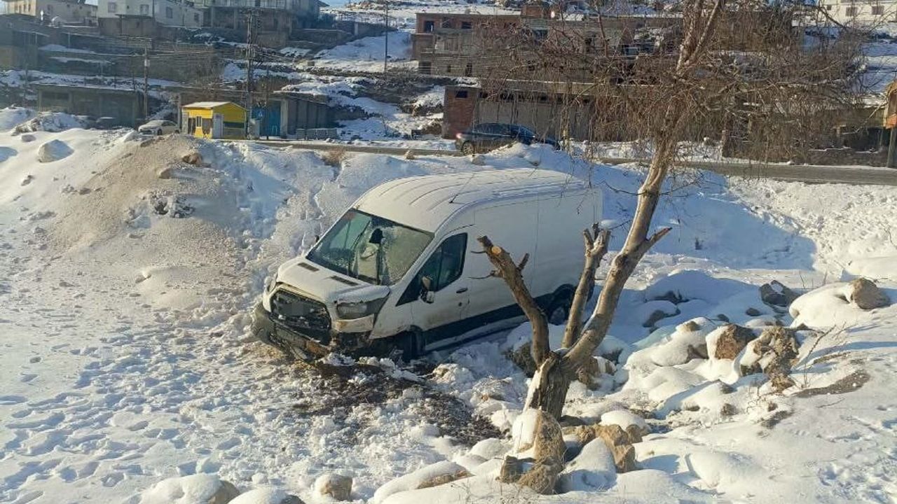 Gercüş'te minibüs şarampole devrildi: 3 kişi yaralandı