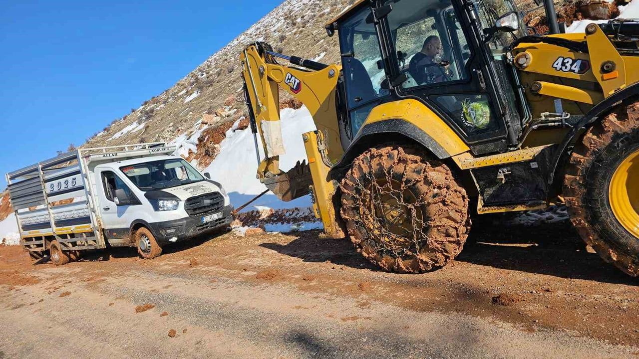 Gercüş'te Özel İdare Mahsur Kalan Göçerlere Müdahale Etti
