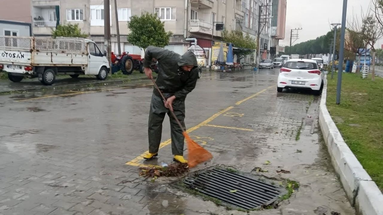 Germencik’te 46,8 kilogram yağışa rağmen belediye ekipleri sahada
