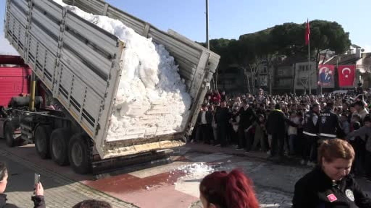 Germencik’te yarıyıl tatiline 3 kamyonluk kar sürprizi