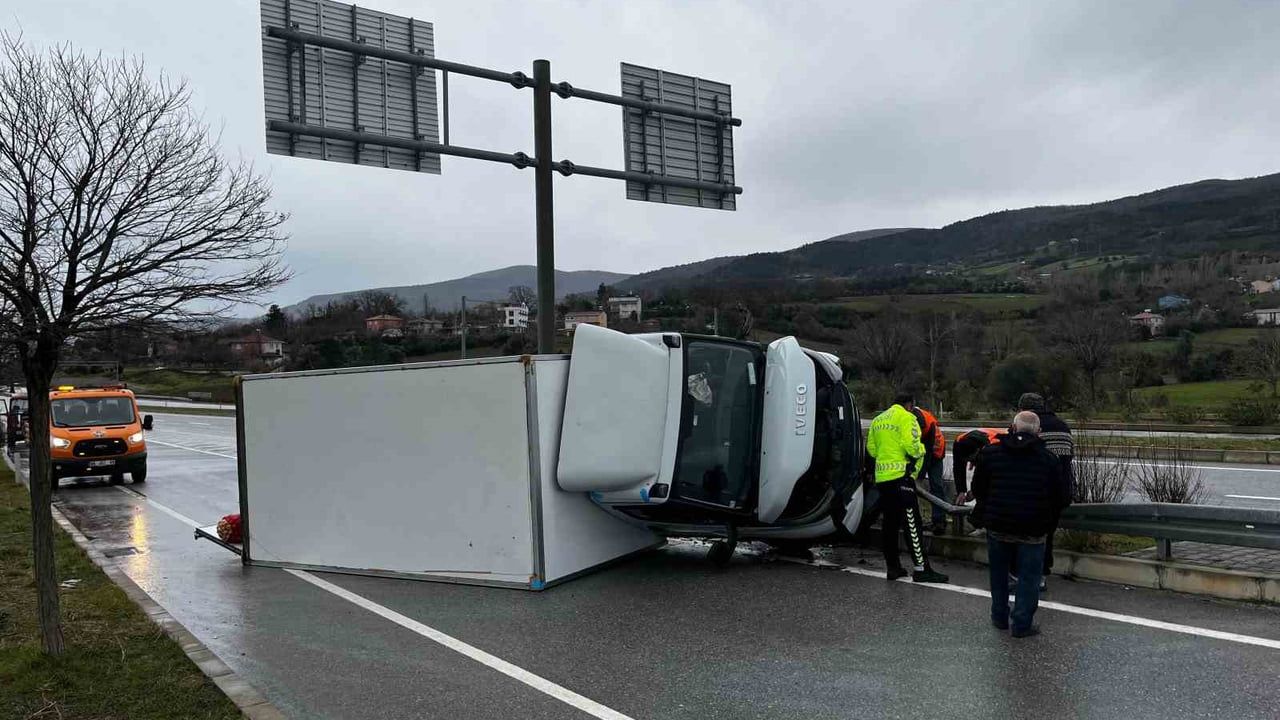 Gerze'de kamyonet kontrolden çıkarak devrildi