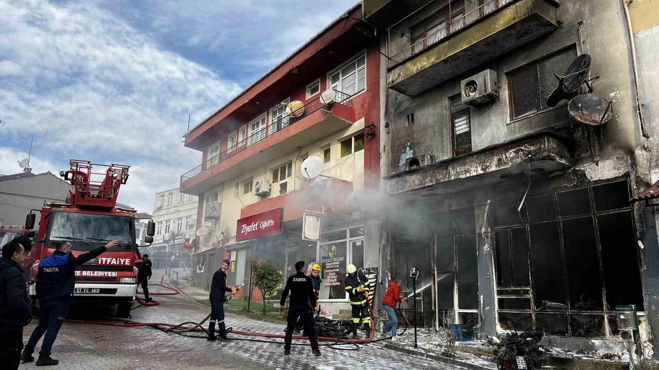 Gerze'de motosiklet tamirhanesinde yangın: Dükkan küle döndü, 1 ağır yaralı