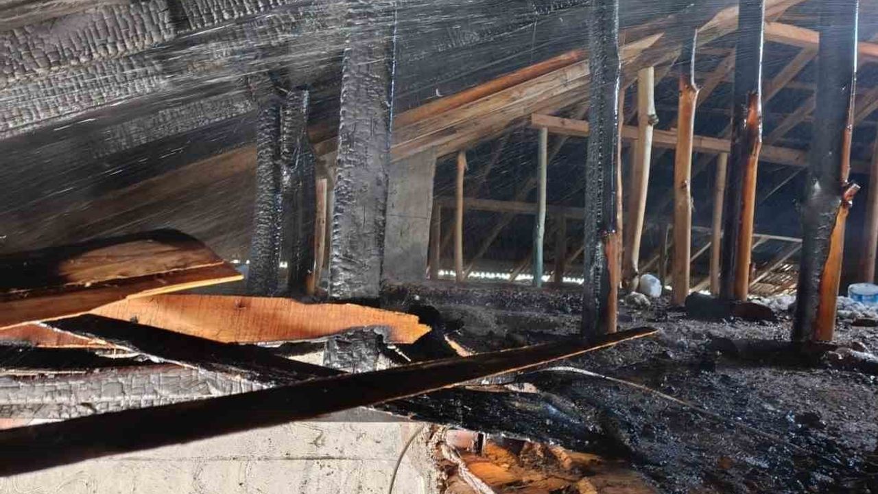 Gevaş Uysal Mahallesi'nde çatı yangını söndürüldü