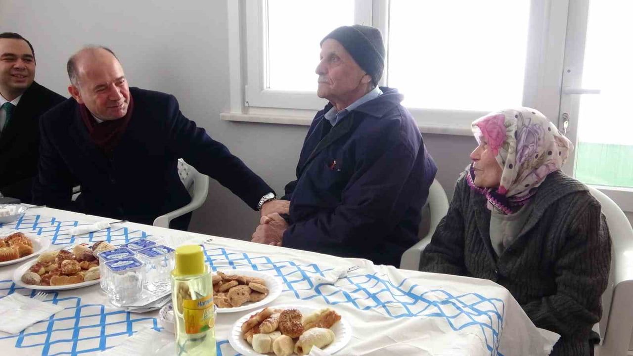 Giresun'da harabe evde yaşayan şehit ailesine yeni 3+1 konut teslim edildi