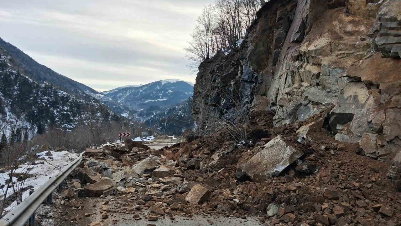 Giresun-Sivas kara yolunda İkisu mevkiinde heyelan; yol kontrollü açıldı