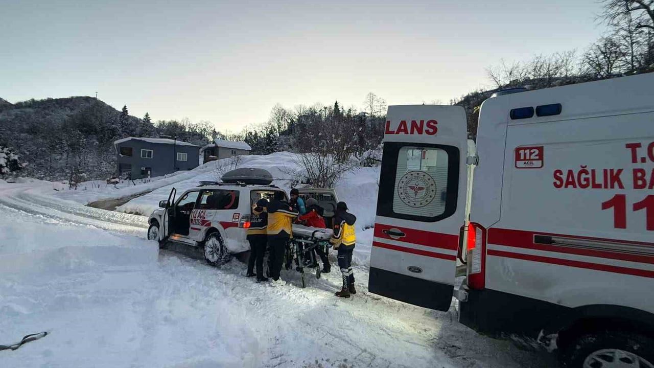 Giresun UMKE, karla kapanan Çamlıca köyünde 91 yaşındaki hastayı hastaneye ulaştırdı