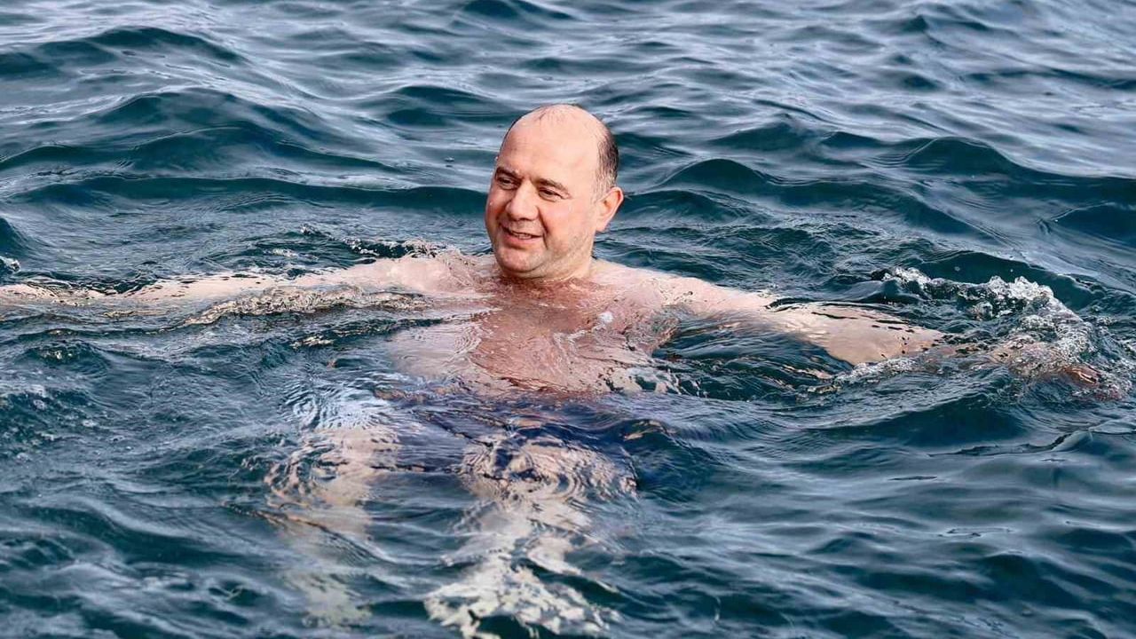 Giresun Valisi Serdengeçti kış ortasında Giresun Adası’nda denize girdi