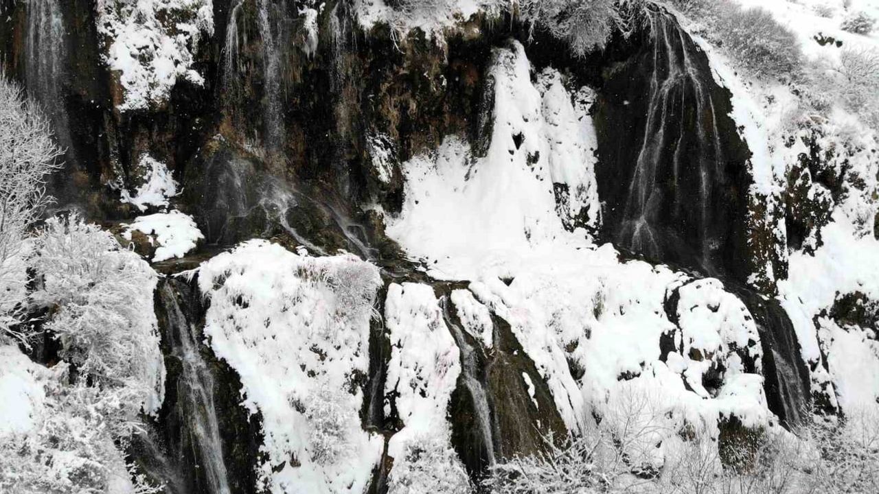Girlevik Şelalesi beyaza büründü: Kar kalınlığı 20 santimetreye ulaştı