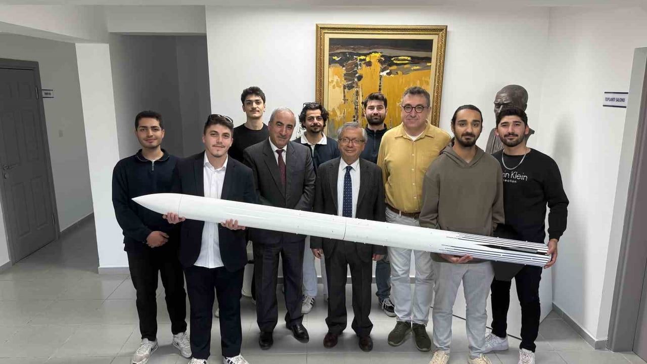 Girne Üniversitesi öğrencileri 6 bin metreye ulaşan model roket geliştirdi
