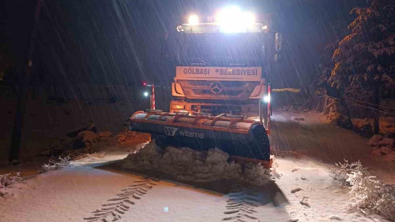 Gölbaşı Belediyesi karla mücadeleyi aralıksız sürdürüyor