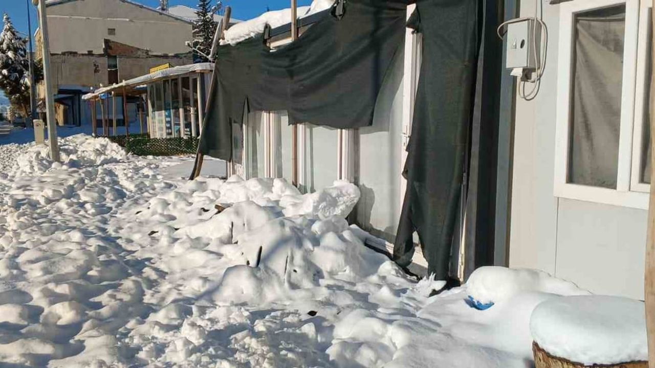 Gölbaşı'nda çadır tipi gölgelikler kar ağırlığına dayanamadı