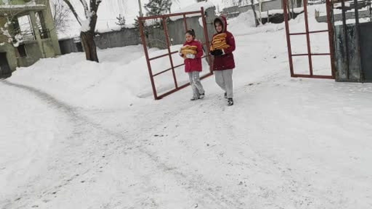 Gölbaşı'nda iki kardeşten yaban hayvanlarına şefkat eli